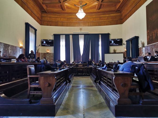 Assenze in maggioranza, salta votazione sui debiti fuori bilancio: La Fauci chiede dimissioni