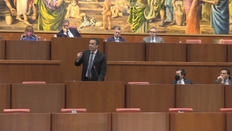 Il Governatore calabrese Roberto Occhiuto durante il suo intervento nel Consiglio regionale del 13.4.2022
