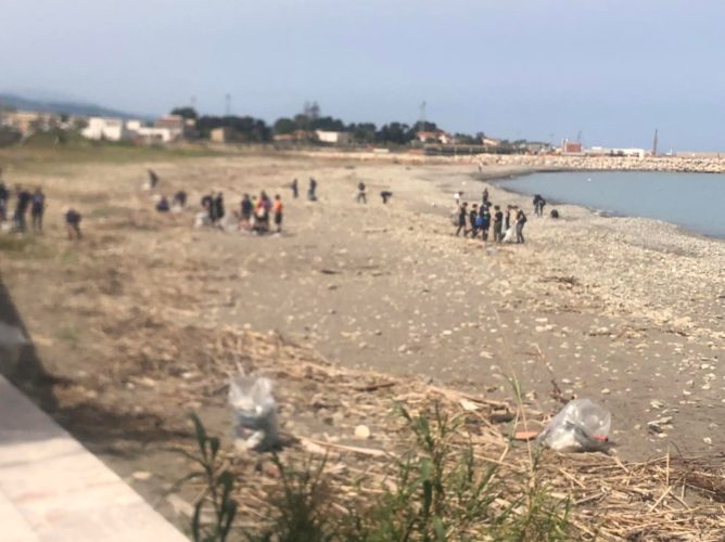 sant'agata militello volontari puliscono spiaggia