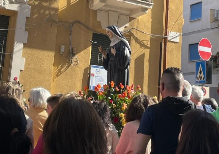 Messina Riabbraccia Santa Rita Folla Per La Benedizione Delle Rose 