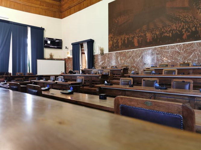 La proposta. "Addio alle indennità per chi non partecipa alla metà del tempo in Consiglio"