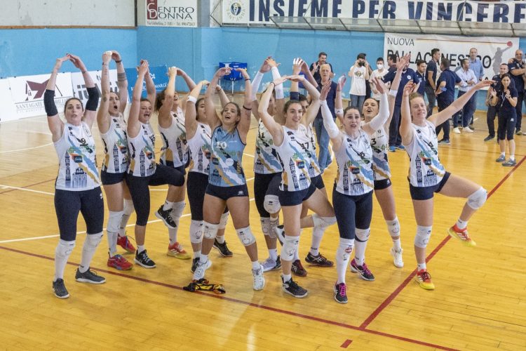 le ragazze dell'Akademia festeggiano