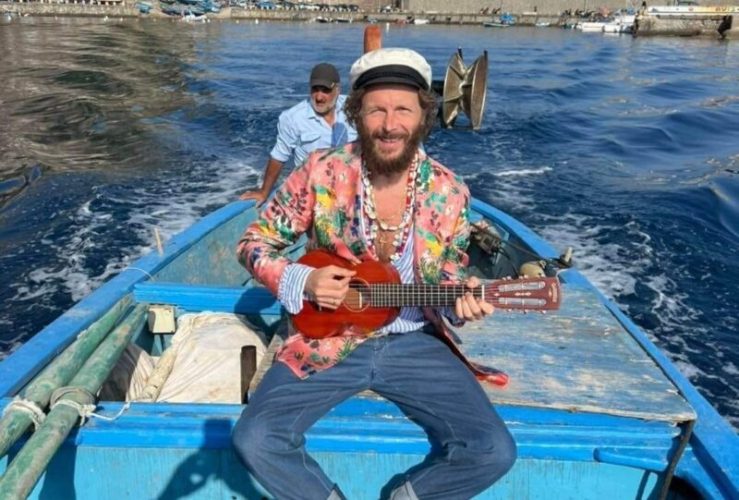 Jovanotti durante le riprese del videoclip del brano "Alla salute"