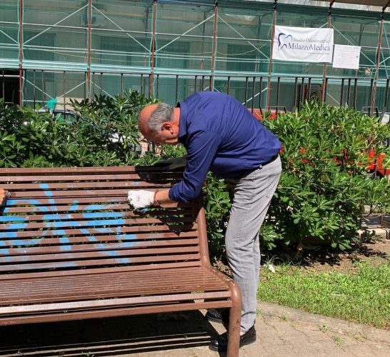 milazzo sindaco ripulisce scritte villa nastasi