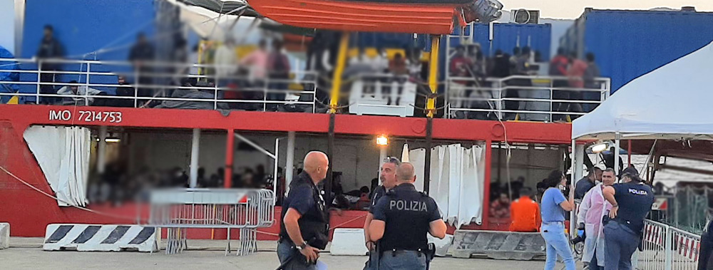 Lo sbarco di migranti a Messina