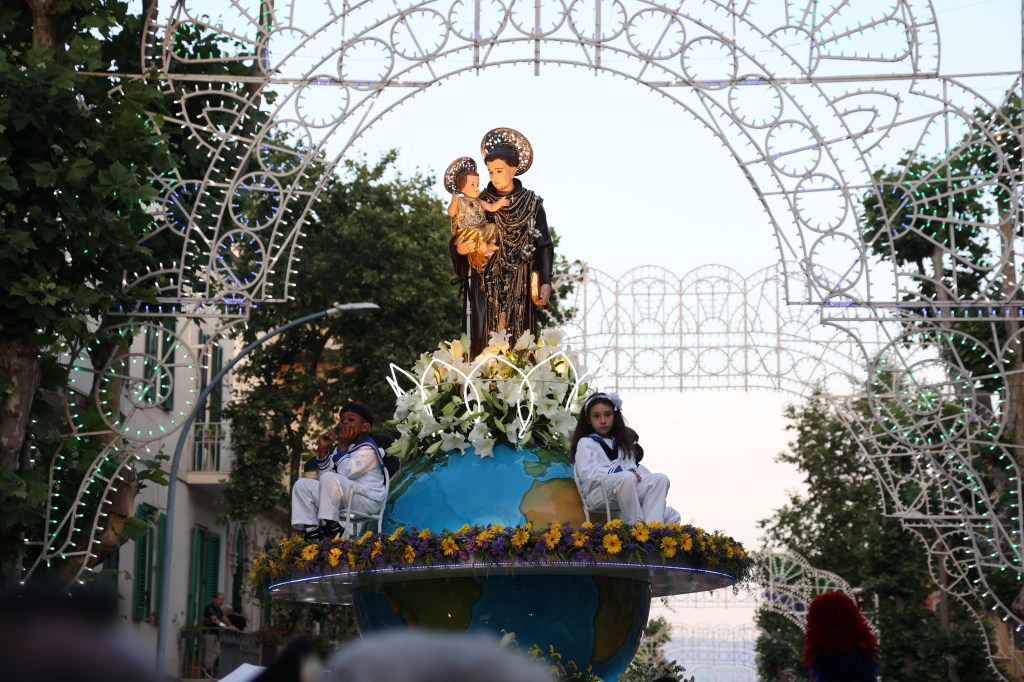 Sant’Antonio con la processione del carro trionfale 
