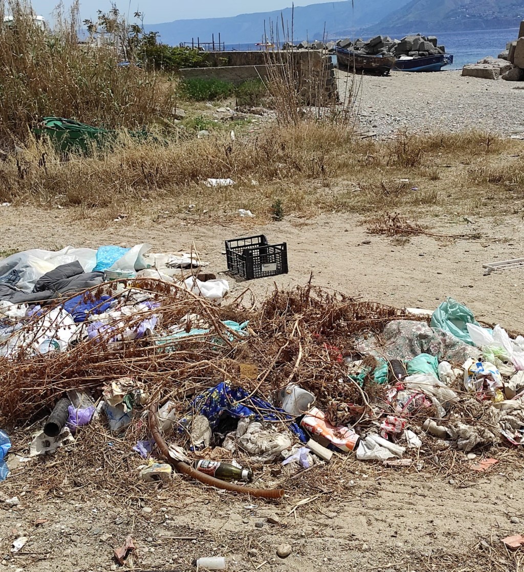 Messina. Discarica in spiaggia