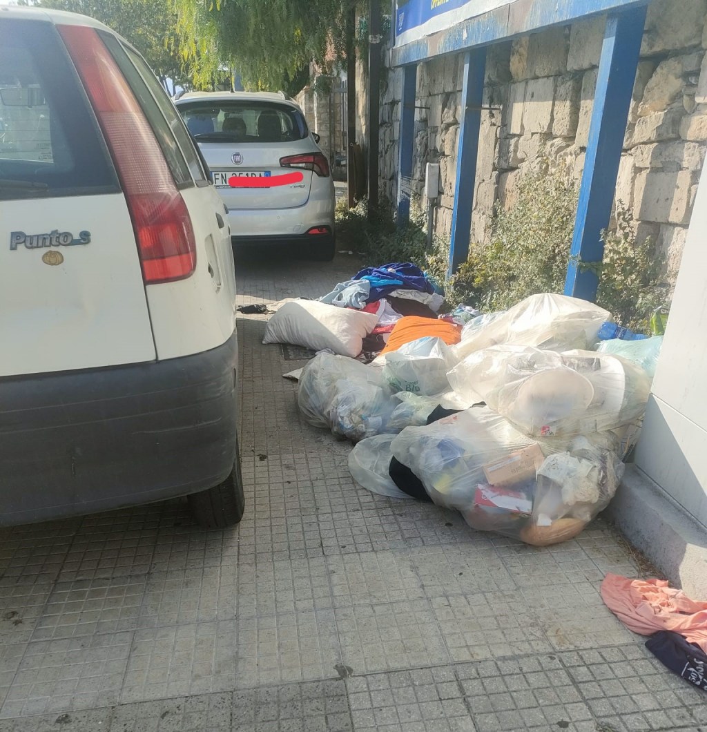 Messina. Macchina e spazzatura su marciapiedi