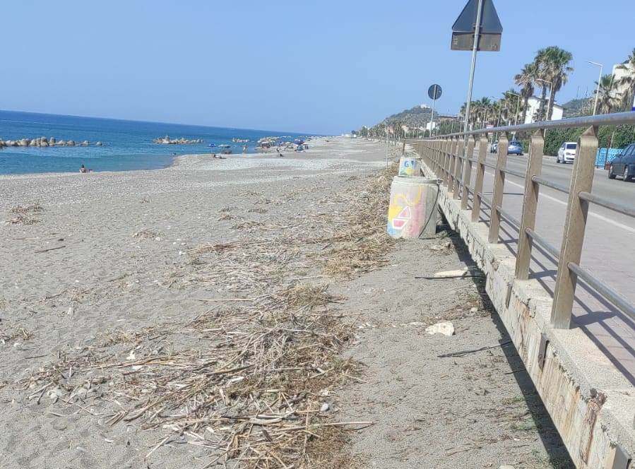 capo d'orlando spiaggia sporca giugno 22