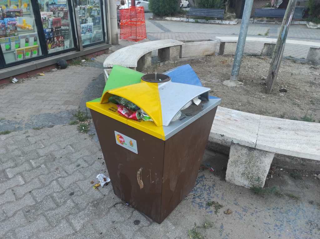 Messina. Cestino portarifiuti non svuotato