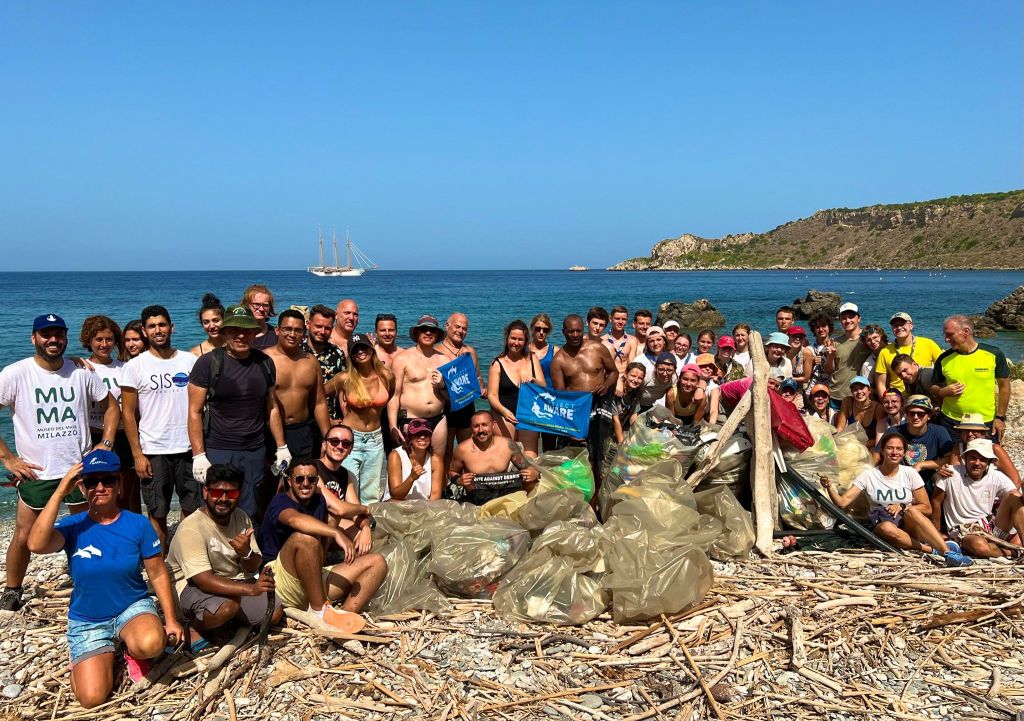 Milazzo volontari puliscono spiaggia tre pietracce