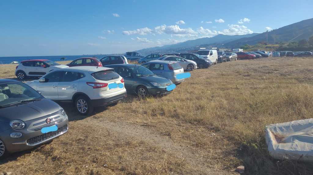 Messina. auto parcheggiate in spiaggia