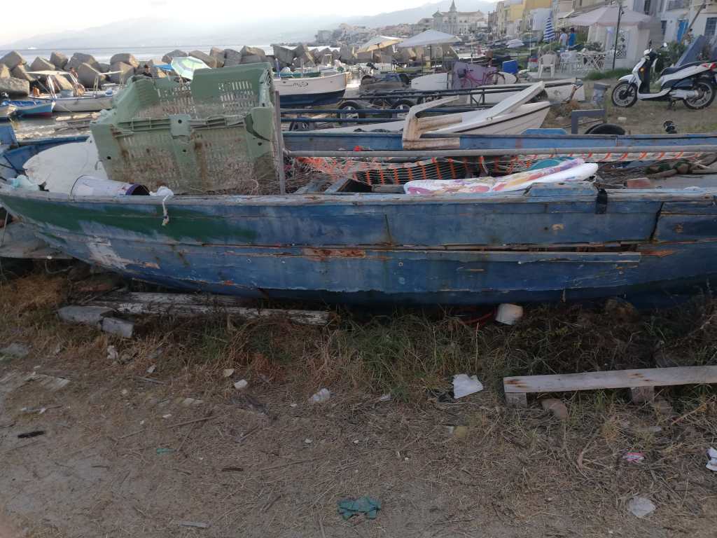 Messina. Troppi relitti di barche abbandonati nelle spiagge