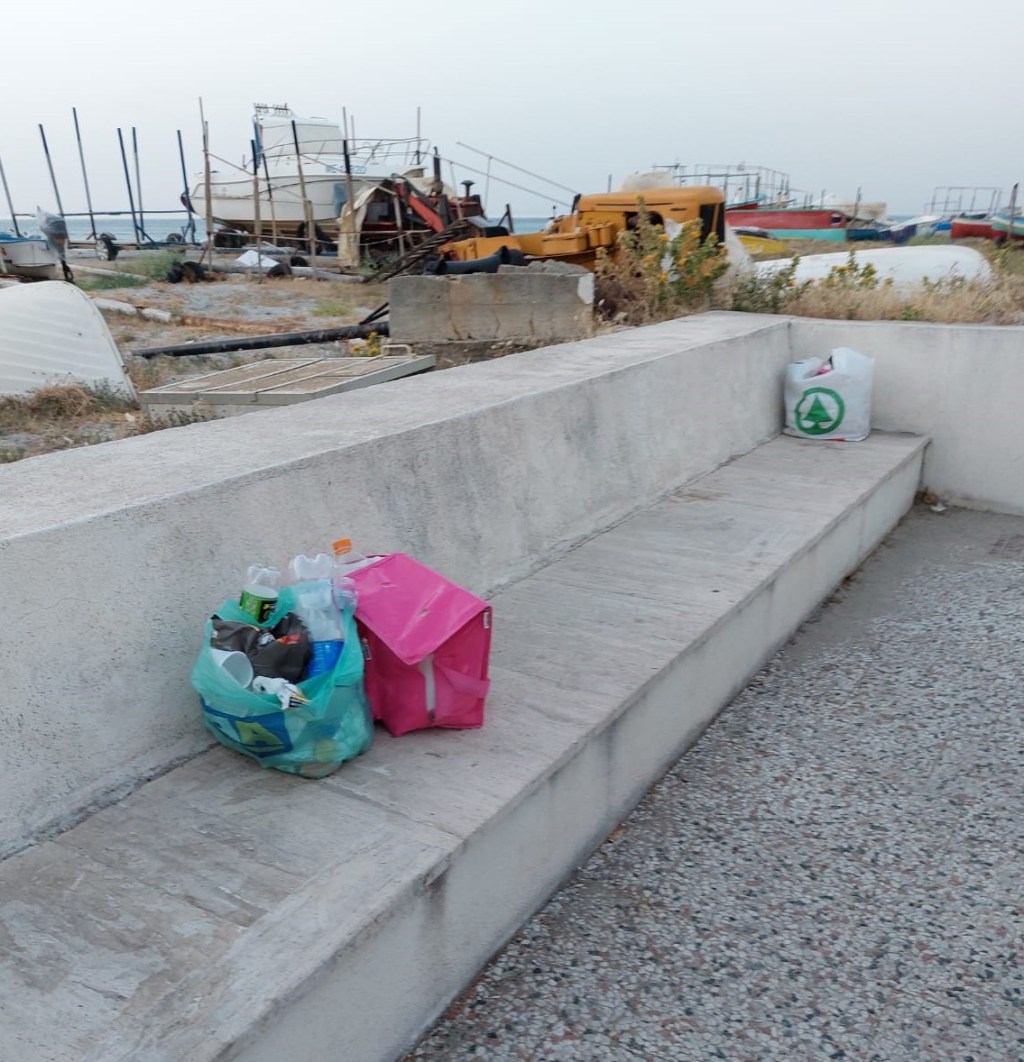 Messina. A Rodia spazzatura in panchina