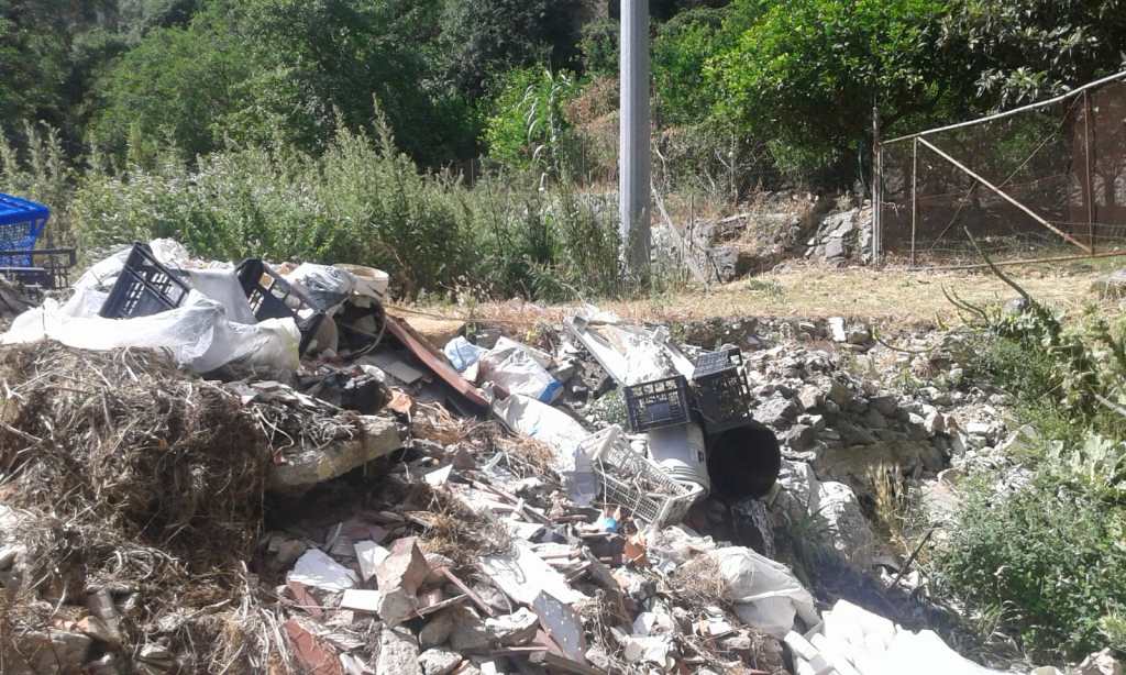 Messina. Torrenti trasformati in discarica di rifiuti e inerti