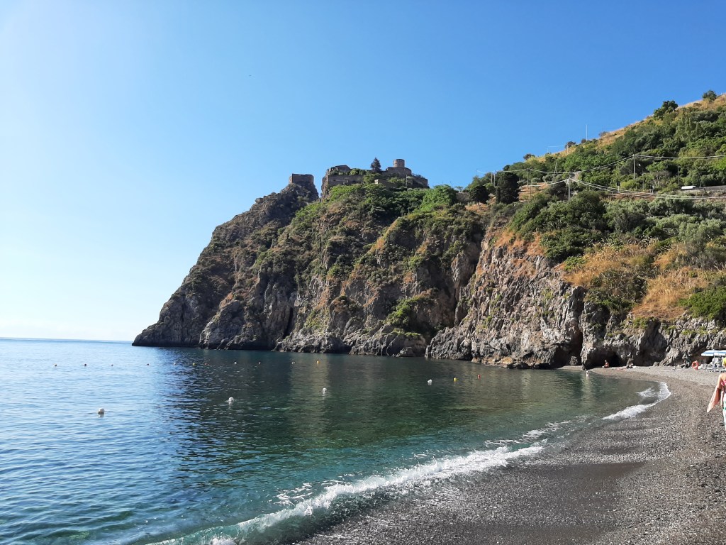 Sono diverse le grotte e gli anfratti presenti lungo il promontorio roccioso, alcune delle quali dotate di piccolissime micro spiagge di sabbia finissima