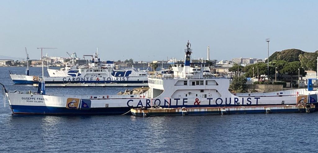 Nave Caronte e Tourist