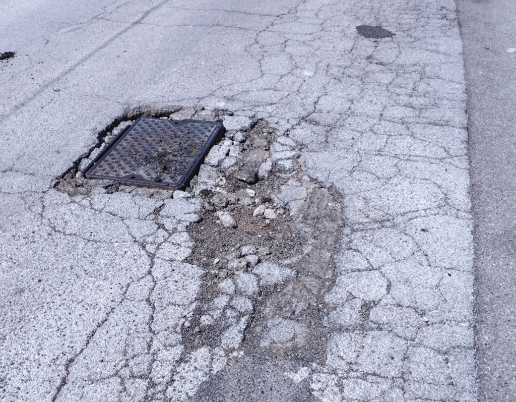 Strada dissesta a Sperone