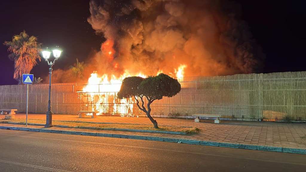 Siderno, "Paradise Beach" in fiamme