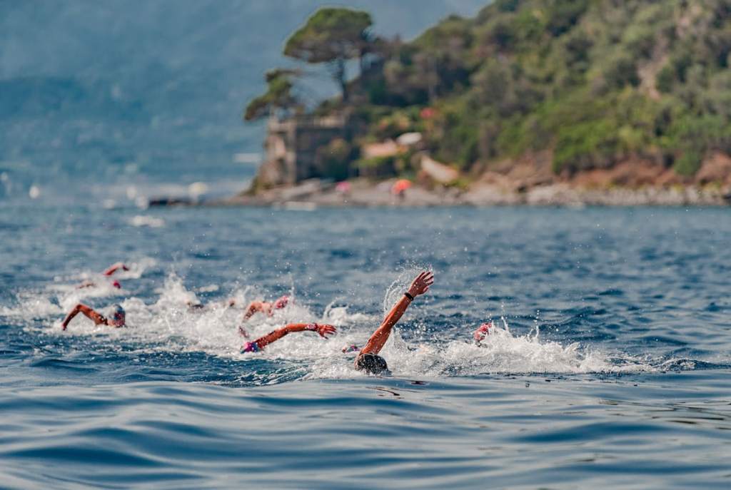 nuotatori in acqua nel mare di Milazzo