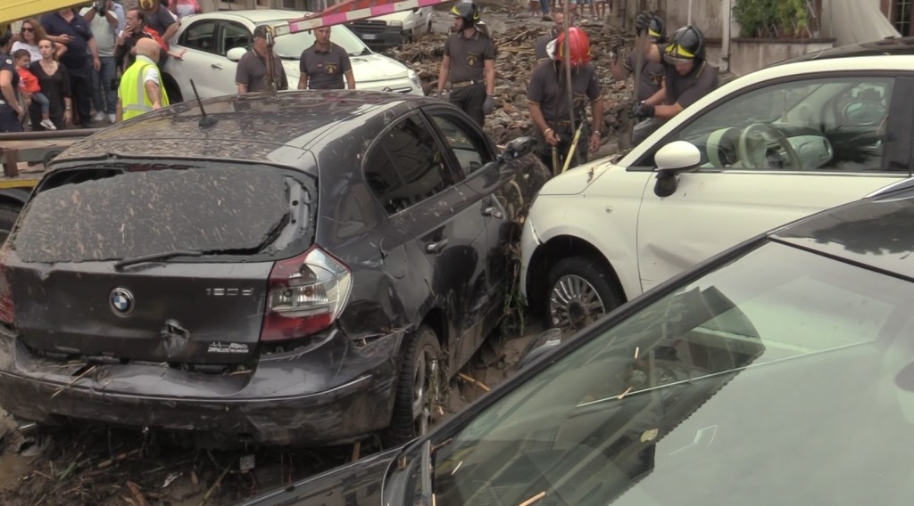 Maltempo a Scilla, detriti e auto nel fango