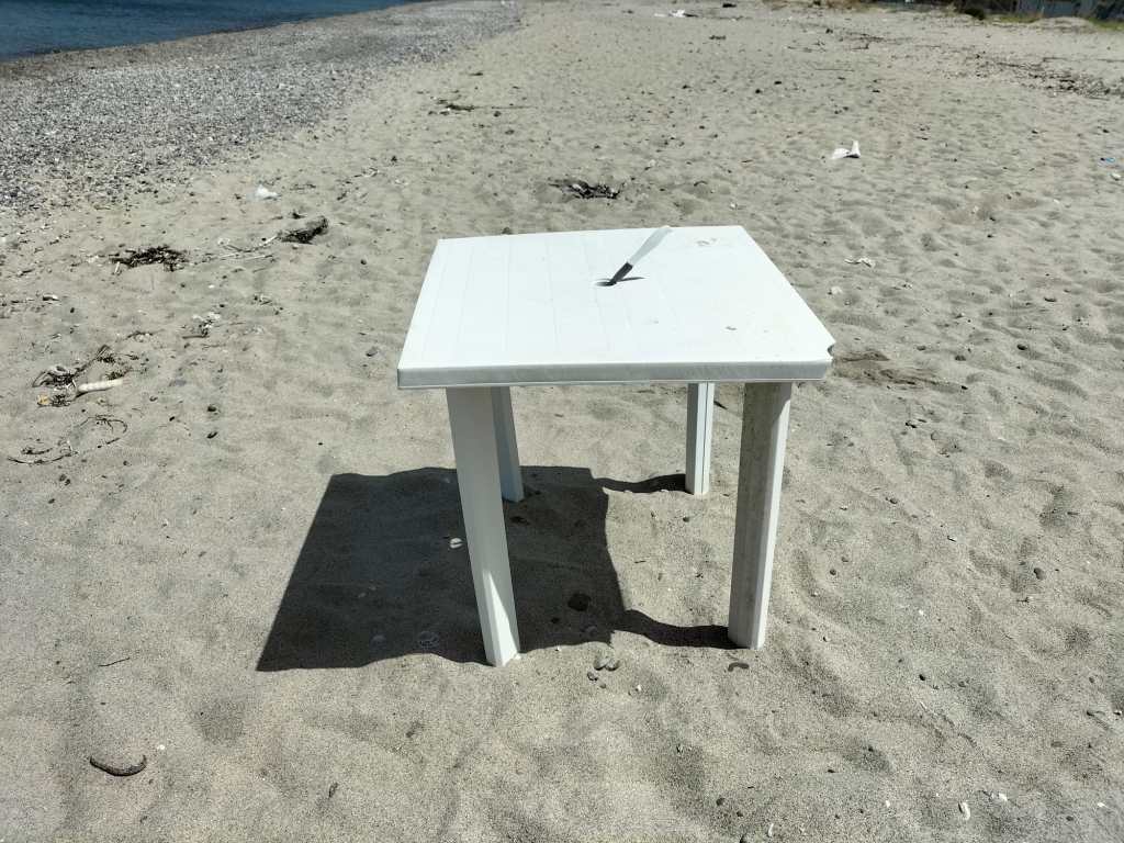Tavolino lasciato in spiaggia a Mortelle