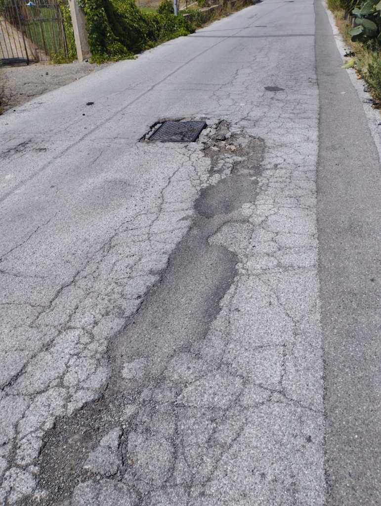 Strada dissestata a Sperone