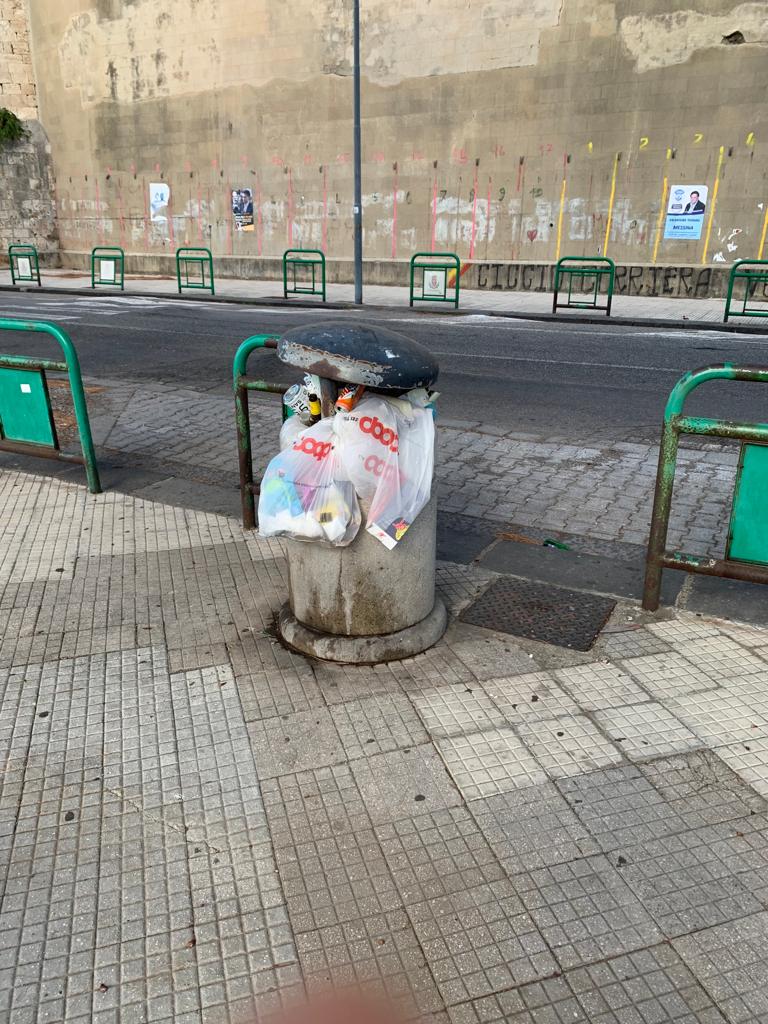 Cestino porta-rifiuti non svuotato a Cristo Re
