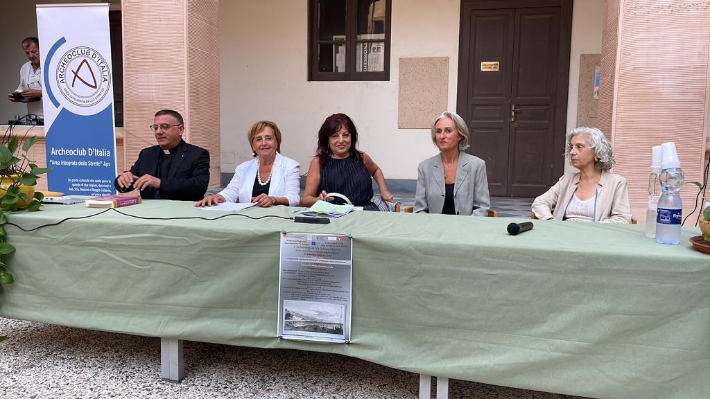 La Mostra offre al visitatore un itinerario tematico molto interessante connesso al momento convegnistico. In esposizione i rarissimi volumi manoscritti, provenienti dall'antico Archimandritato, pervenuti attraverso molteplici vicissitudini storiche e custoditi dalla Biblioteca nel ricco Fondo SS. Salvatore. Impreziosisce la rassegna l’esposizione di oltre centotrenta monografie del libro moderno, con studi approfonditi di autorevoli esperti in materia ed una sezione iconografica di stampe antiche. Di seguito alcuni scatti. La mostra è una narrazione del passato dell’identità della nostra Terra, da tramandare alle future generazioni, attraverso le fonti documentarie, biblioteca regionale di Messina