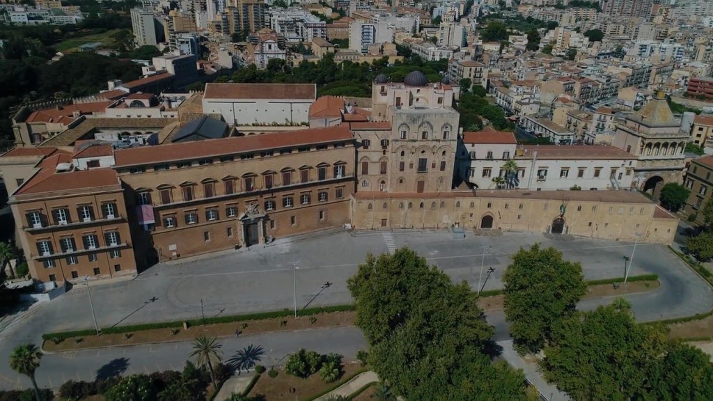 Una politica lontana dalla realtà: dall'aumento delle indennità ai contributi a pioggia