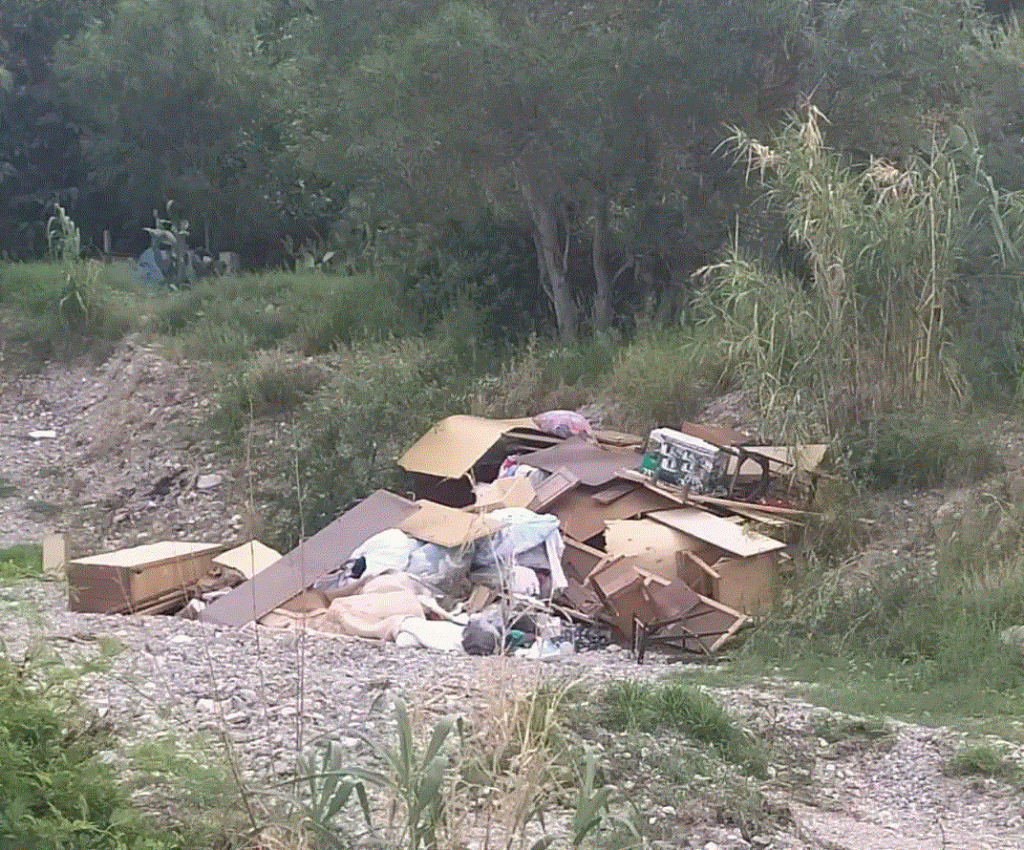 Emergenza rifiuti. Discarica suppellettili nel torrente Corsari