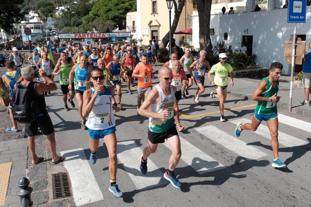partenza atleti giro podistico isole eolie