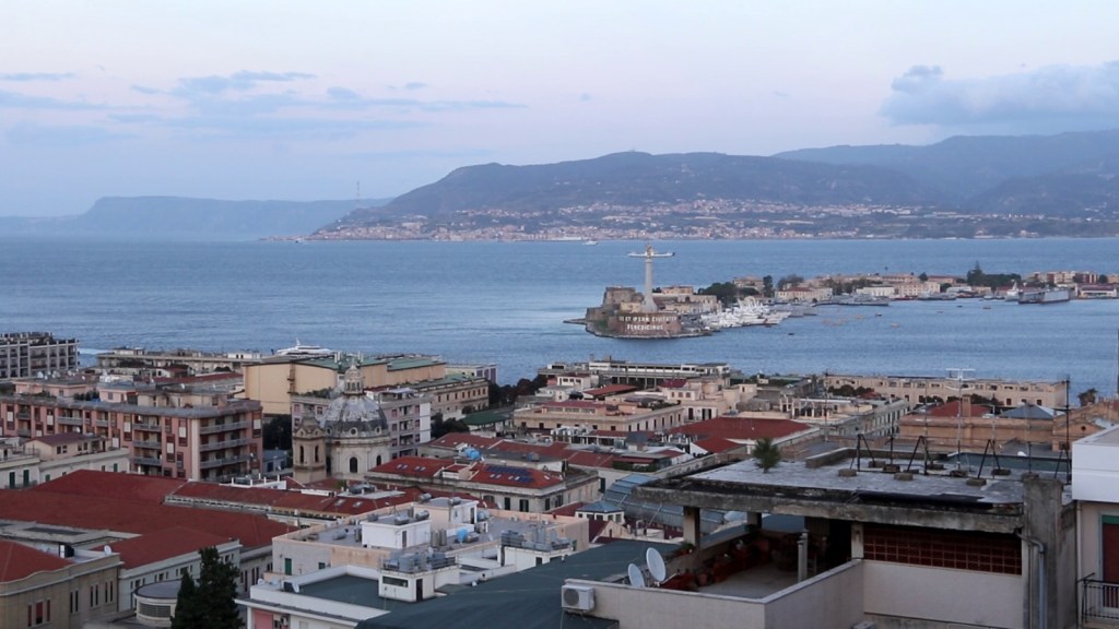 Buon voto nella città smarrita, tra bollette, negozi chiusi e uno Stretto da brividi, elezioni politiche e regionali 2022