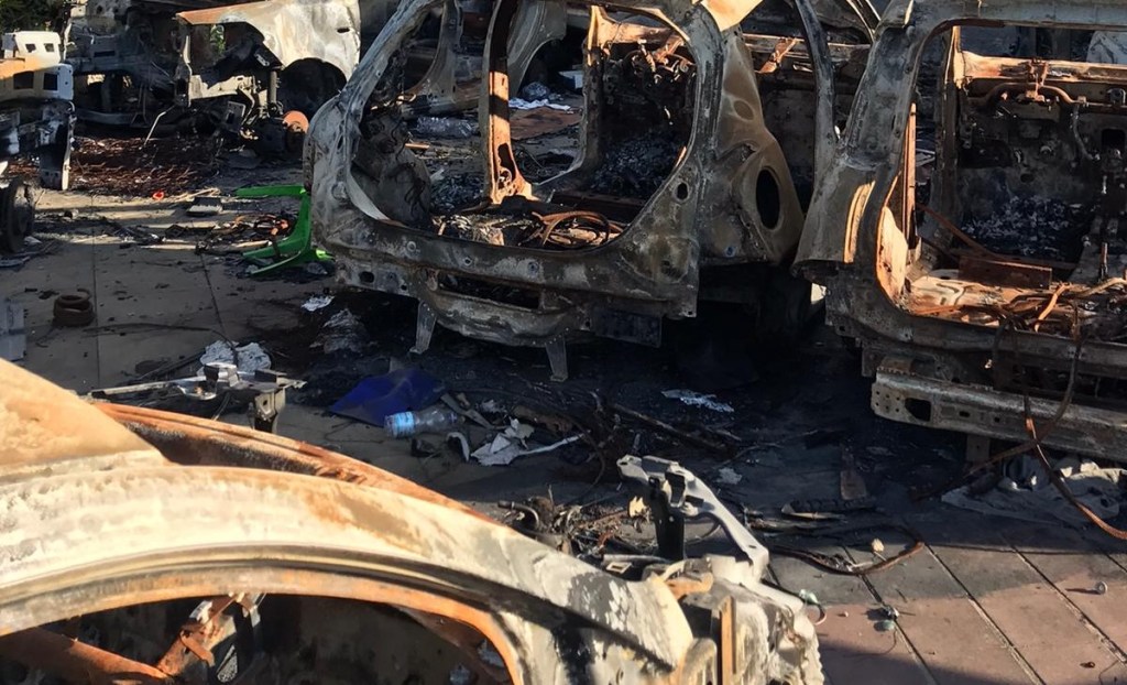 Carcasse d'auto bruciate ad Arghillà