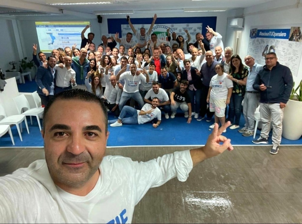 I due parlamentari reggini, Cannizzaro e Minasi, dopo la definitiva acquisizione dei dati, hanno festeggiato con i loro sostenitori e collaboratori