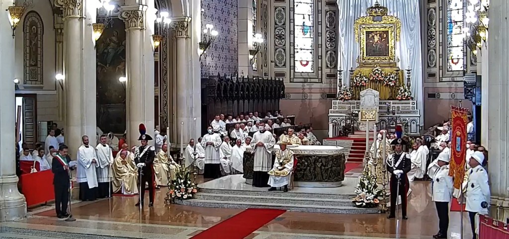 Il sindaco facente funzioni Paolo Brunetti durante il discorso per la consegna del Cero votivo