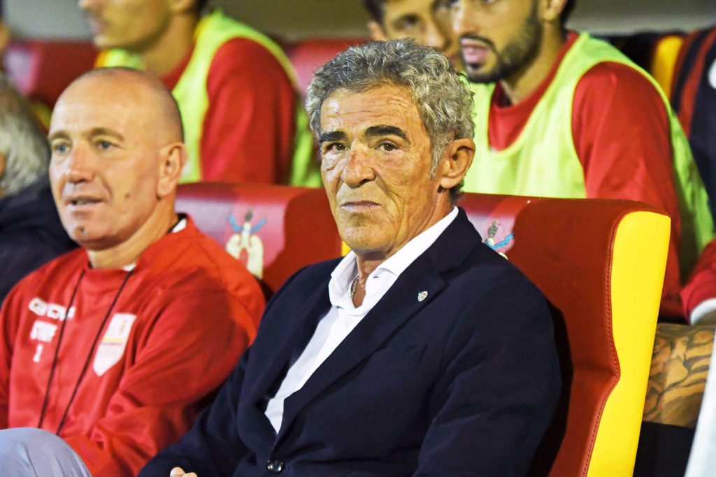 l'allenatore dell'acr messina gaetano auteri seduto in panchina