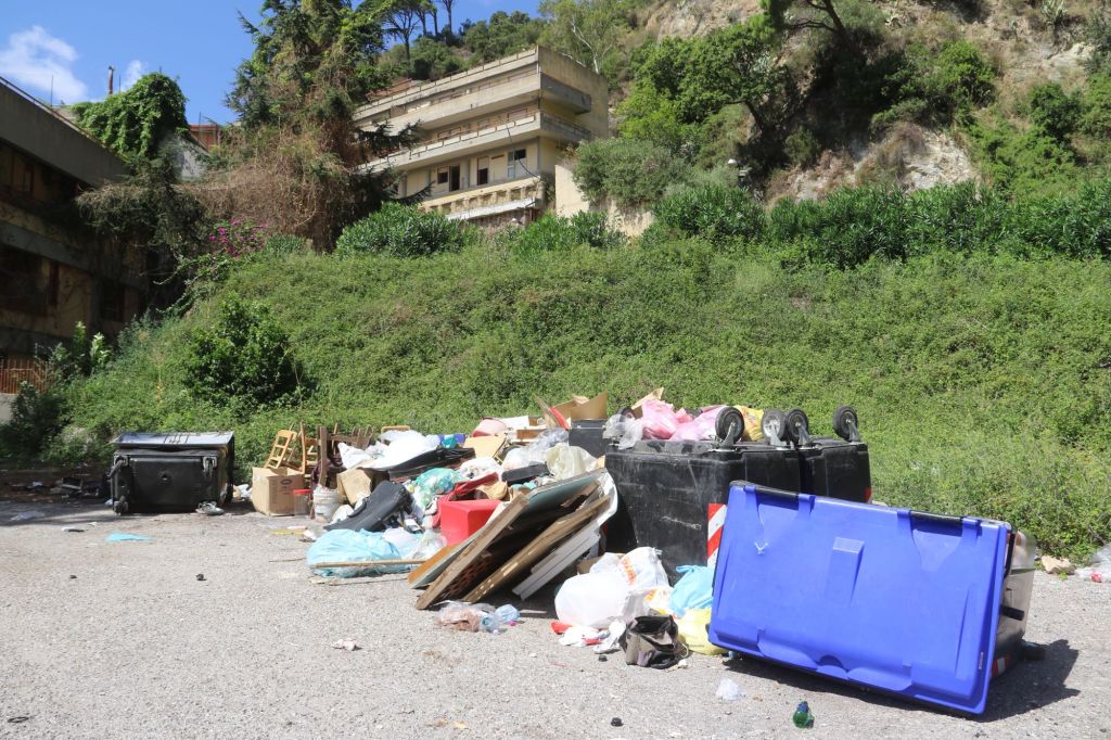 rifiuti poggio dei pini