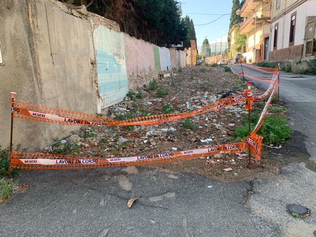 Lavori fermi in via delle Mura, "la zona rischia di diventare una discarica, s'intervenga"