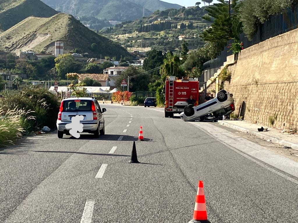 Messina. Si ribalta alla Panoramica una Panda, 4 i feriti