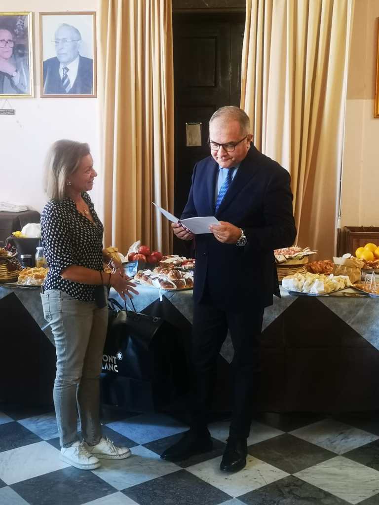 Maurizio De Lucia riceve regalo di commiato dal personale amministrativo di Palazzo Piacentini a Messina
