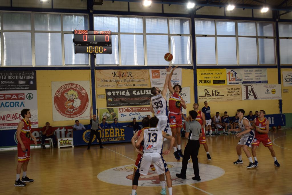 palla a due tra basket school messina e dierre reggio calabria