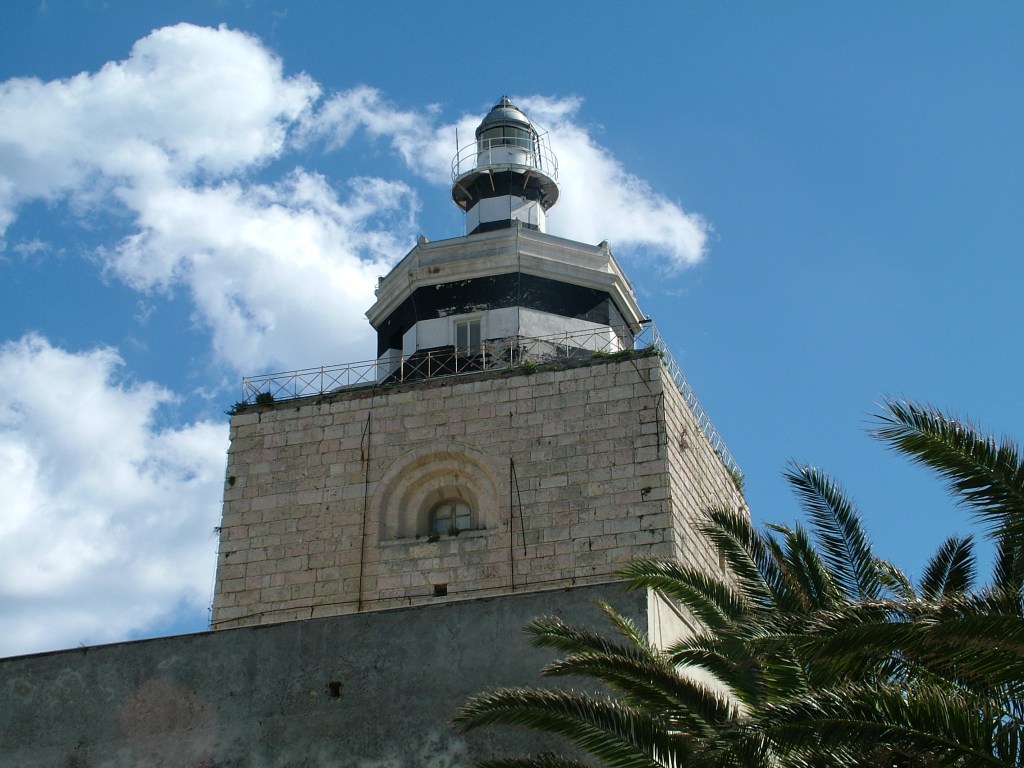 Questa immagine ha l'attributo alt vuoto; il nome del file è lanterna-del-montorsoli-e-i-suoi-bastioni_155628.jpg