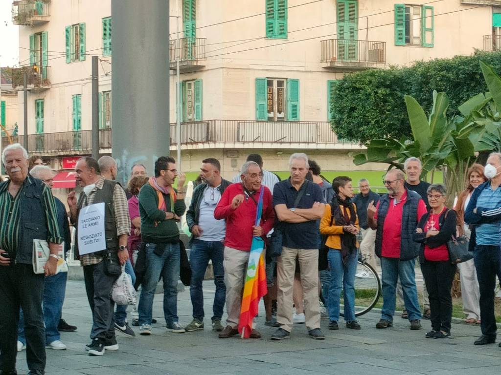 "Tacciano le armi, negoziato subito": la manifestazione per la pace a Messina