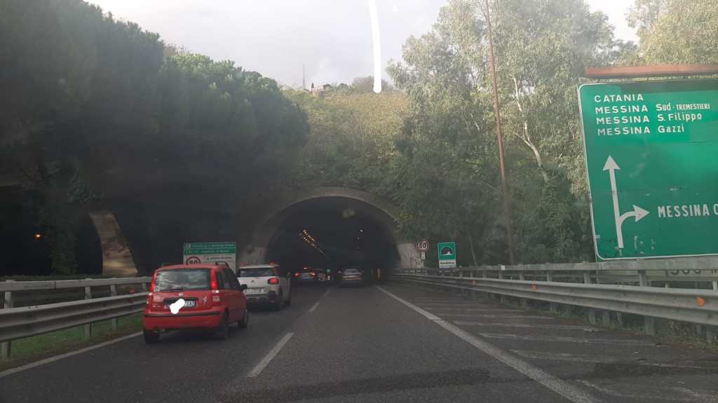 Messina. Le auto in coda con la pioggia, cronaca quotidiana di una città intasata
