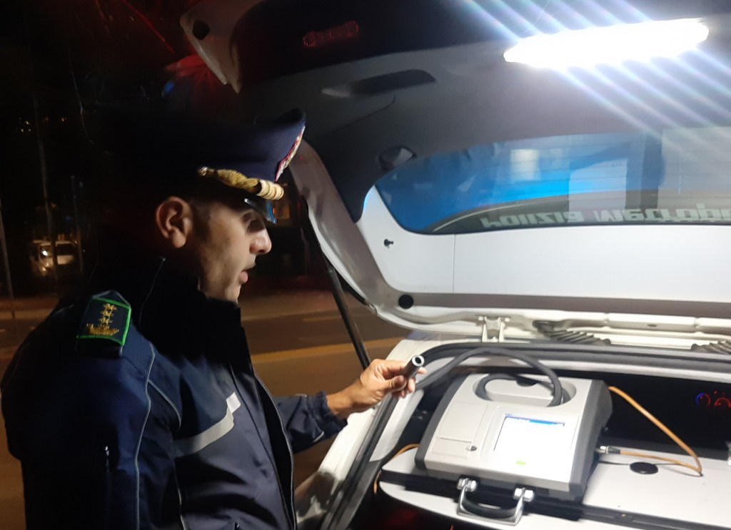 Alcol test, la Polizia metropolitana inaugura il controllo con l'etilometro. Messina