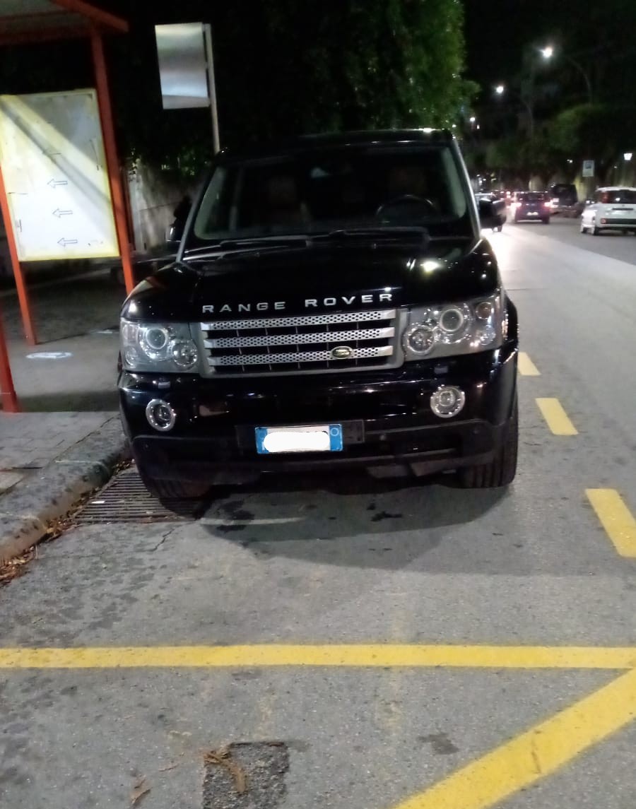 Suv parcheggiato alla fermata dell'autobus