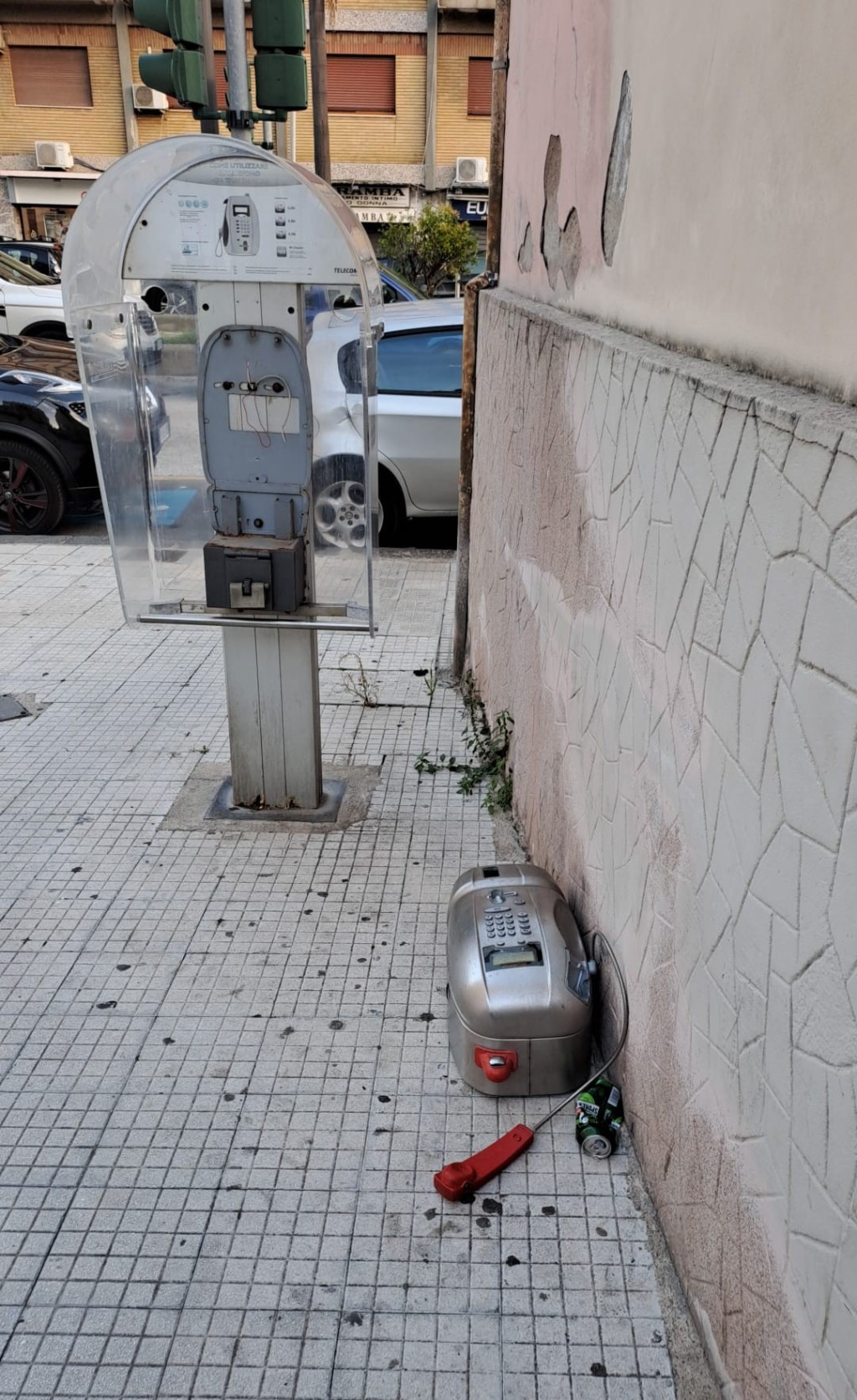 Cabina telefonica vandalizzata