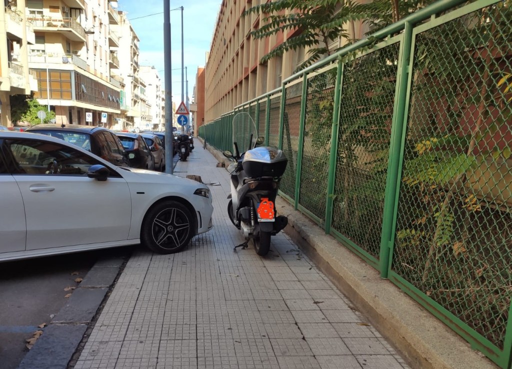 Parcheggi assurdi a Messina. Macchina e motorino sul marciapiede