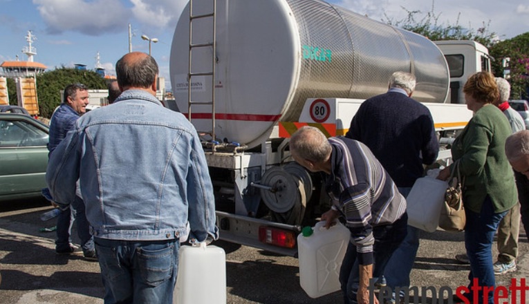 Messina senz'acqua, distribuzione d'acqua